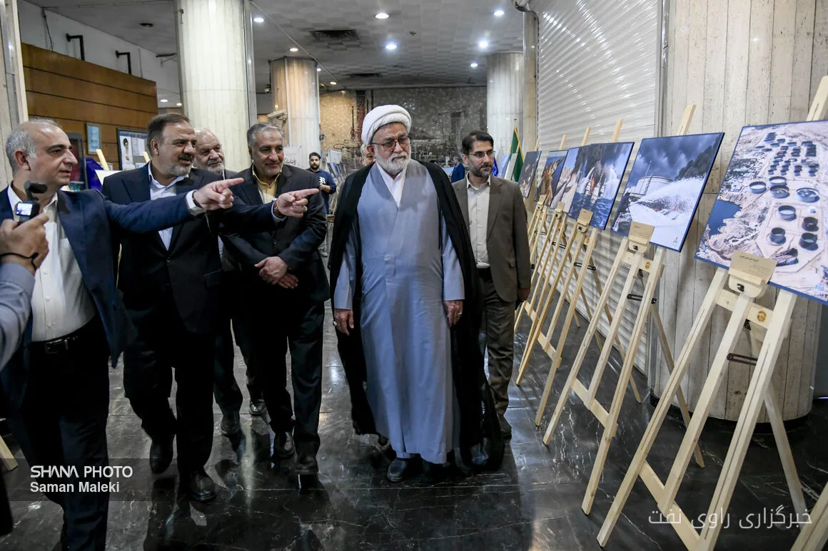 موسی احمدی و مدیران صنعت نفت از نمایشگاه «روایت ایستادگی» بازدید کردند