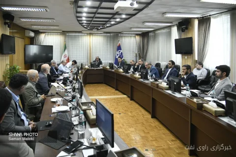نشست هم‌اندیشی مردمی‌سازی گاز طبیعی با حضور احمد زراعت‌کار