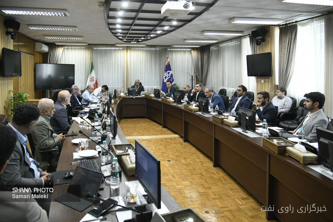 نشست هم‌اندیشی مردمی‌سازی گاز طبیعی با حضور احمد زراعت‌کار