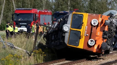 فاجعه‌ای دیگر در عبورگاه‌های ریلی لهستان؛ مرگ مسافر در تصادف با کامیون