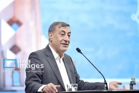 محمدجعفر قائم‌پناه در کنگره چشم‌پزشکی ایران از مقاومت در برابر ابرقدرت‌ها گفت